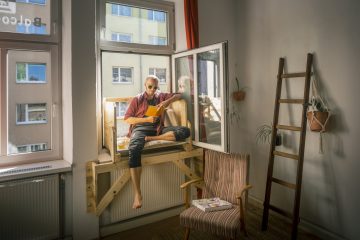 Flowfactory: Linzer Startup bietet wandelbaren Mini-Balkon fürs Fenster