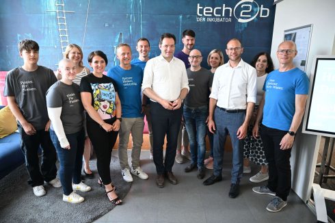 High-profile visit to tech2b