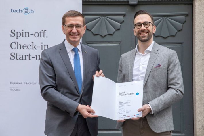 Provincial Councillor for Economic Affairs Markus Achleitner, Florian Krenn, founder of compunity Gmbh. Picture: Province of Upper Austria/Vanessa Ehrengruber